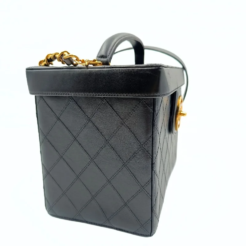 Chanel Lightweight Handbag for Daily ErrandsCHANEL Chanel Chanel quilted cosmetic bag in black leather and gold chain