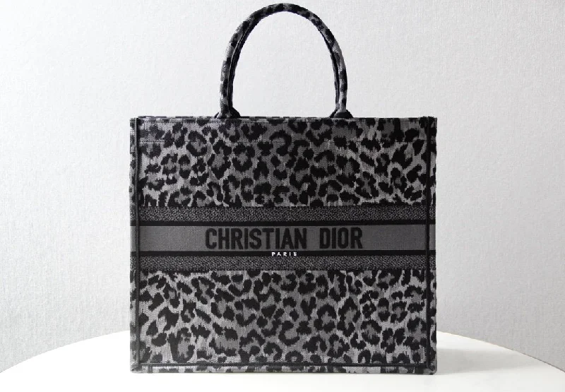 Fashion - forward Christian Dior tote bags for the modern womanEN - New Arrival Bags Christian Dior 260