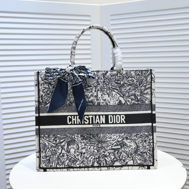 Christian Dior handbags with a snap - button closure and a decorative buckleEN - New Arrival Bags Christian Dior 291